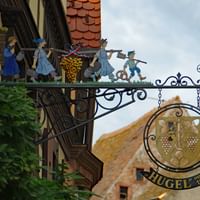 Enseigne dans une ruelle pittoresque du village de Riquewihr en Alsace