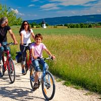 Couple de cyclotouristes en ballade avec leur fils sur les rives du lac de Constance