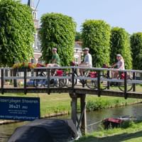 Cyclotouristes posant sur un pont de Stavoren