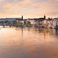 Vue de la ville de Bâle traversée par le Rhin au coucher du soleil