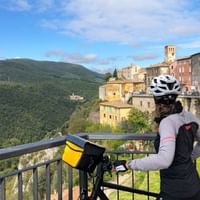 Cyclotouriste admirant le panorama depuis le viaduc de Spoleto