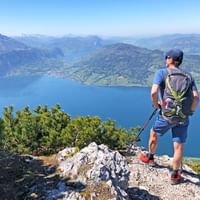 Randonneur admire la vue depuis les hauteurs du lac Attersee