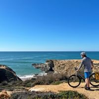 Cycliste sur la côte entre Porto et Lisbonne