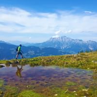 En randonnée avec vue sur les montagnes de Leogang