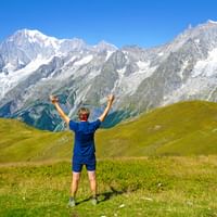 Randonneuse devant un panorama de montagne