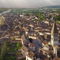 Vue aérienne de la ville de Tournus et son Abbaye
