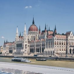Le Parlement hongrois à Budapest avec son dôme rouge distinctif et son architecture néo-gothique le long du Danube.