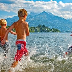 Baignade dans le lac de Zell en Autriche