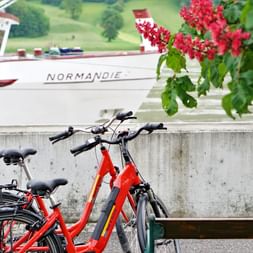 Le bateau MS Normandie avec deux vélos de location au premier plan