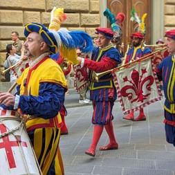 Procession en costume dans les rues de Florence