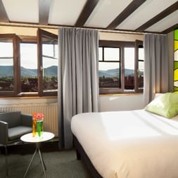 Chambre d'hôtel avec vue donnant sur le vignoble alsacien