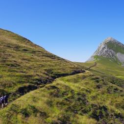 Randonneurs dans le Massif du Cantal