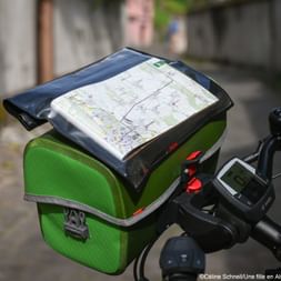 Sacoche avant des vélos de location Espace Randonnée, équipées d'une pochette permettant de glisser son carnet de route afin de pouvoir le voir tout en pédalant