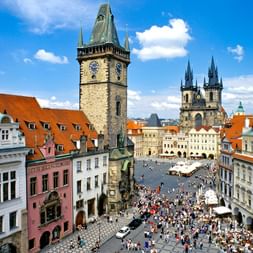 Place de la Vieille Ville de Prague avec tours Vue aérienne de la Place de la Vieille Ville de Prague avec la tour de l'Horloge astronomique et les tours de l'église Týn.