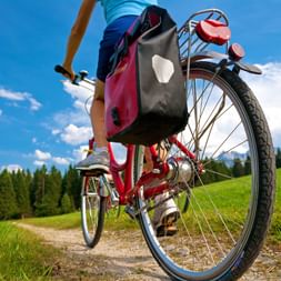 Cycliste de dos en pleine nature