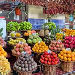 Fruits exotiques sur un étal de marché à Madère