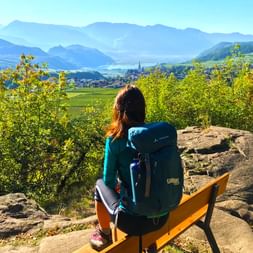 Randonneuse fait une pause pendant son voyage de randonnée sur les hauteurs du lac de Caldaro en Italie