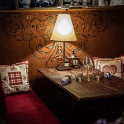 Table chaleureuse dans une winstub alsacienne à l'Hôtel Chambard de Kaysersberg