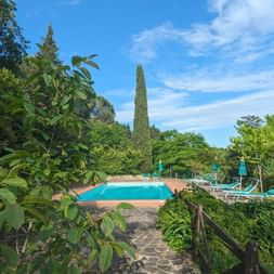La piscine de l'hôtel Il Colombaio à Castellina in Chianti