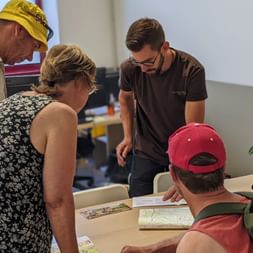 Notre collaborateur Julien accueille un groupe d'amis s'apprêtant à entamer leur séjour à vélo