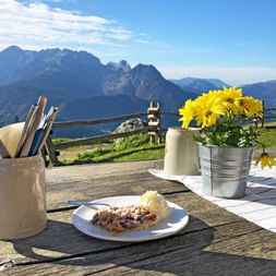 Pause goûter sur les crêtes de Gosau