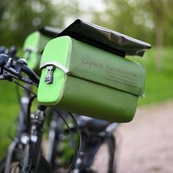 Vélo équipé d'une sacoche loué par l'agence de voyage Espace Randonnée, spécialiste des séjours à vélo et à pied