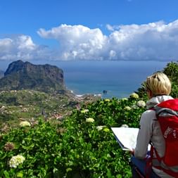 Randonneuse devant un panorama de l'île de Madère