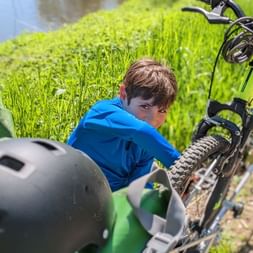 Garçon attachant son vélo grâce à un Followme