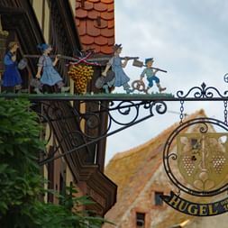 Gros plan sur une enseigne traditionnelle dans les rues de Riquewihr