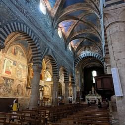 Nef de la cathédrale de San Gimignano