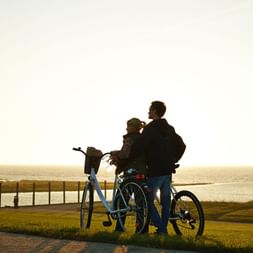 Couple de cyclistes dans un paysage côtier au Danemark