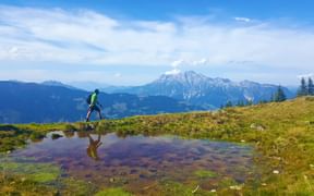 Randonneur dans un paysage splendide