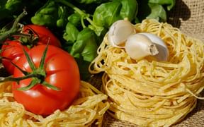 Pâtes fraîches fait maison et ingrédients frais de la cuisine italienne