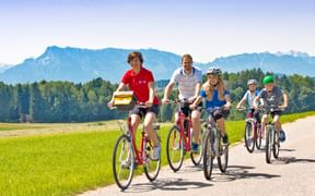 Famille en randonnée vélo