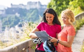 Cyclotouristes regardant une carte d'itinéraire dans les environs de Salzbourg