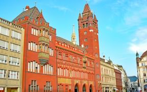 Hôtel de Ville de Bâle et sa façade rouge