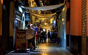 Ruelle animée de Saragosse, la nuit