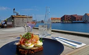 Repas sur un port au Danemark