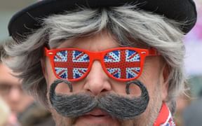 Homme portant des lunettes Union Jack