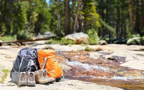 Sac et chaussures de randonnée en pleine nature