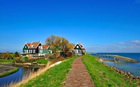 Maisons typiques des Pays-Bas construites sur une digue