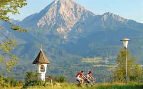 Cyclistes dans un paysage de Carinthie