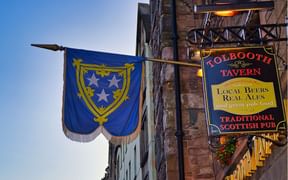 Enseigne de taverne et drapeau écossais