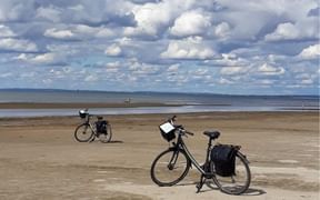 Vélo de randonnée sur une plage de la côte suédoise