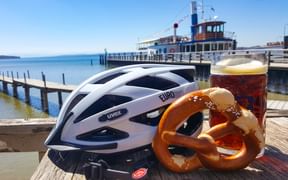 Bière et bretzel à côté d'un casque de vélo