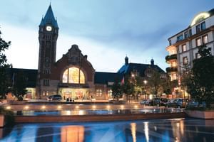 Place de la gare à Colmar, de nuit, avec le Best Western Grand Hotel Bristol 4* sur la droite