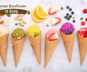Six cornets de glaces colorés alignés avec leurs fruits 