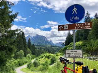 Signalétique sur la piste cyclable de l'Alpe Adria