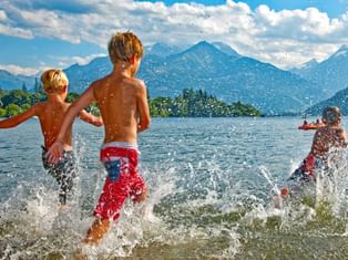 Baignade dans le lac de Zell en Autriche