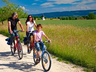 Couple de cyclotouristes en ballade avec leur fils sur les rives du lac de Constance